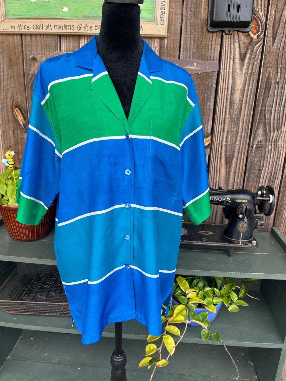 Vintage Liz Claiborne size 4 oversize blue and green short sleeve top